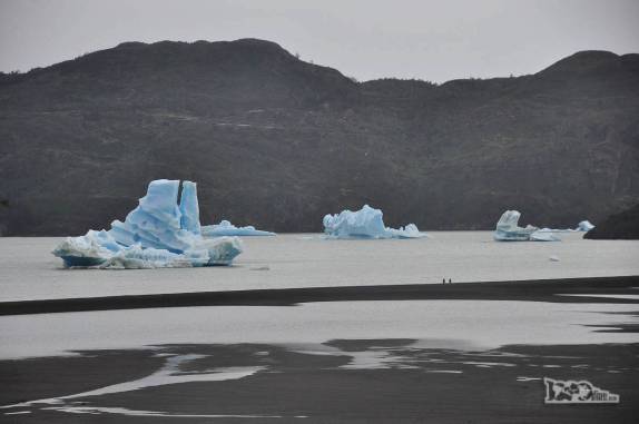 Icebergs parecem formar uma frota de navios-fantasma em praia do lago Grey, no parque Nacional Torres del Paine, no sul do Chile
